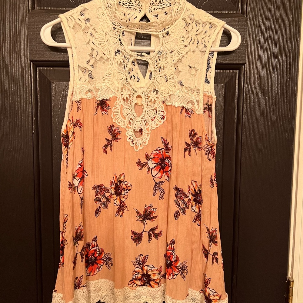 Floral boutique top with high neck lace detail